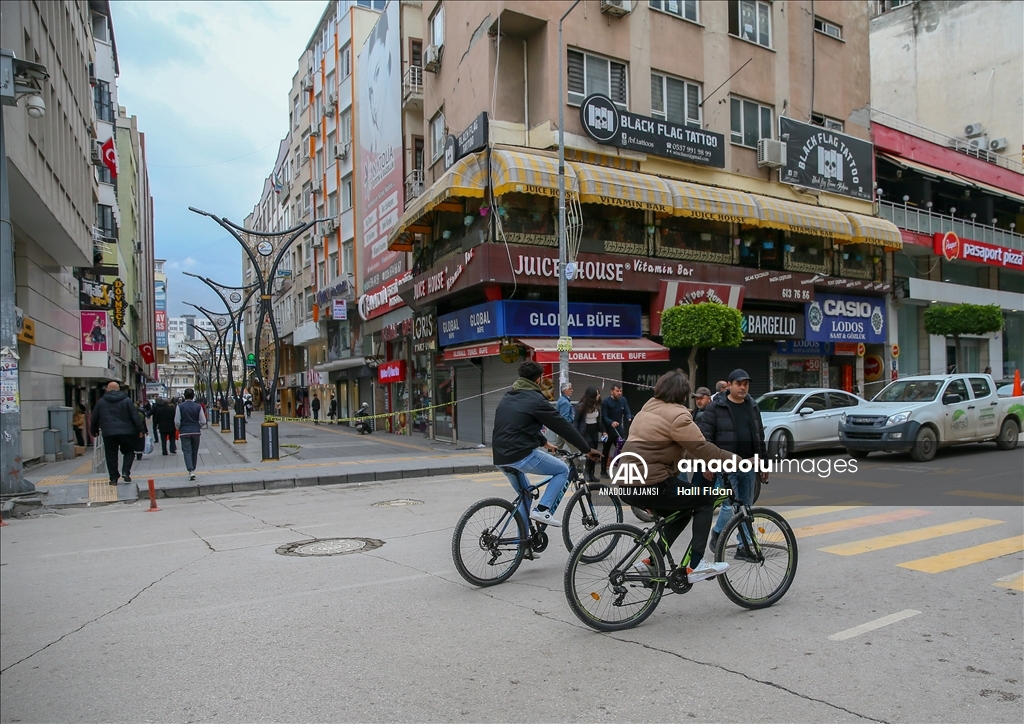 Depremlerin vurduğu İskenderun'da yaralar sarılıyor