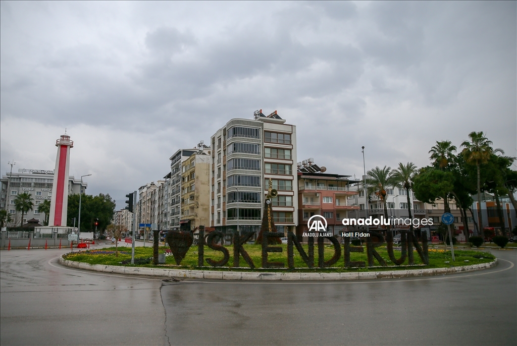 Depremlerin vurduğu İskenderun'da yaralar sarılıyor