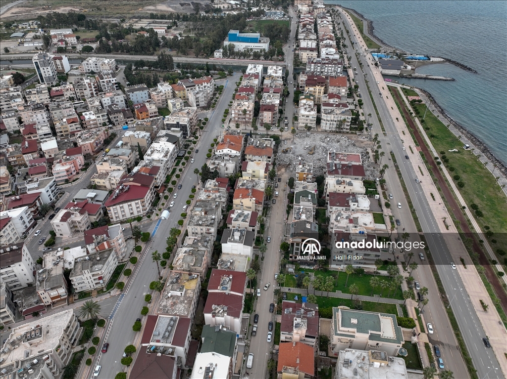 Depremlerin vurduğu İskenderun'da yaralar sarılıyor