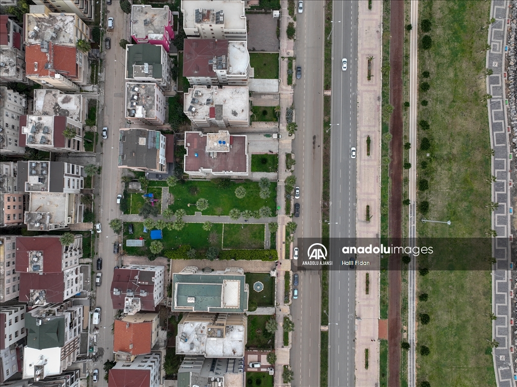 Depremlerin vurduğu İskenderun'da yaralar sarılıyor