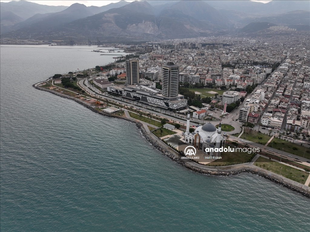 Depremlerin vurduğu İskenderun'da yaralar sarılıyor