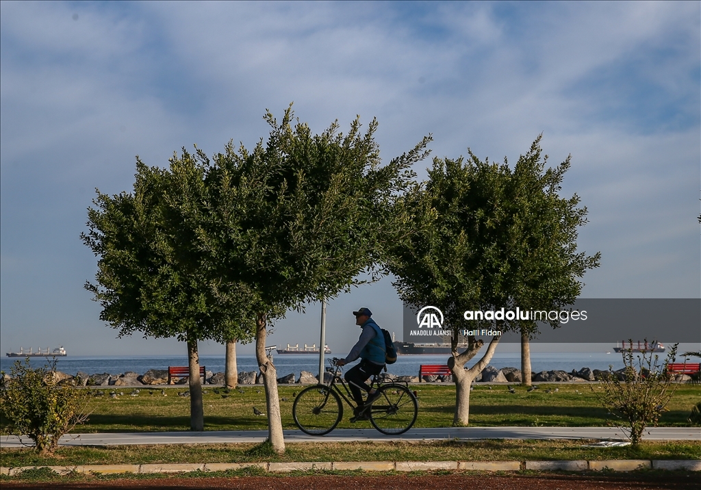 Depremlerin vurduğu İskenderun'da yaralar sarılıyor