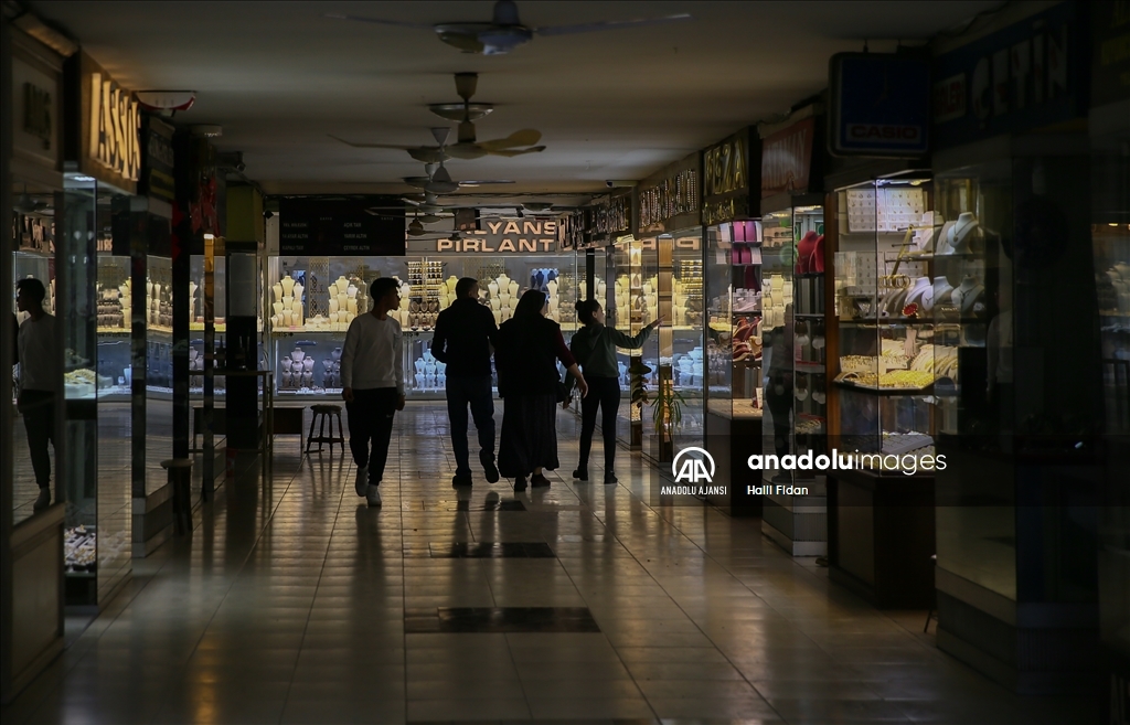 Depremlerin vurduğu İskenderun'da yaralar sarılıyor