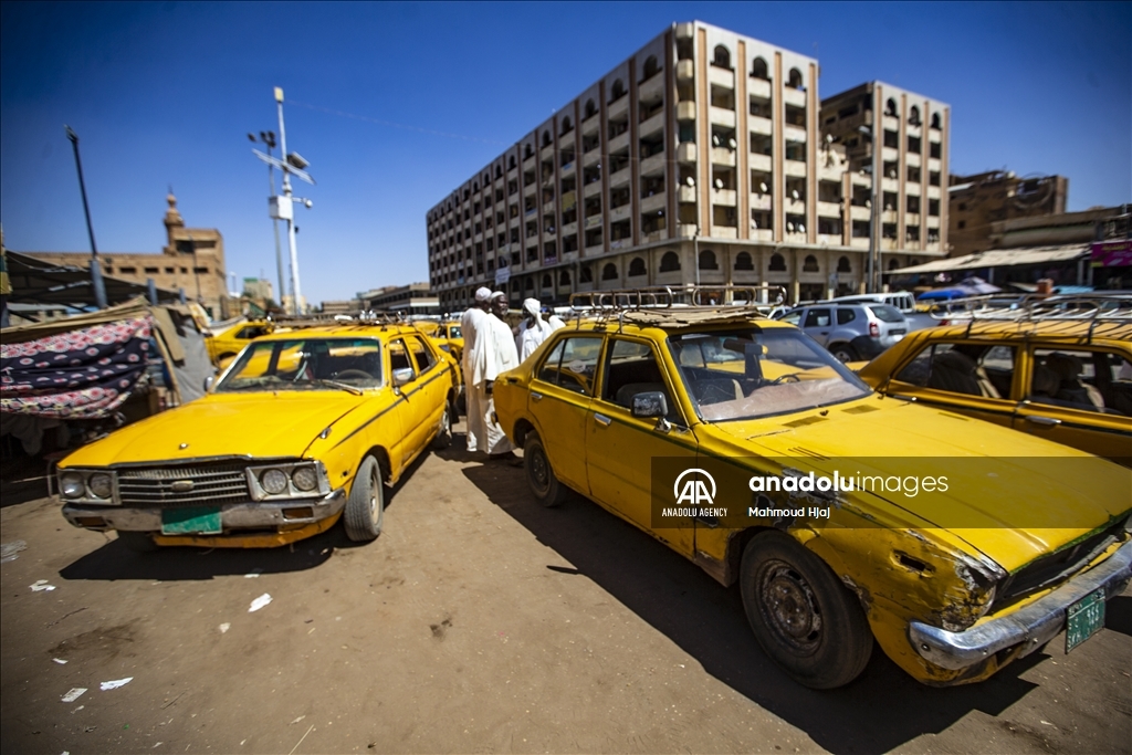 "تاكسي الخرطوم".. إرث تاريخي يقاوم الاندثار