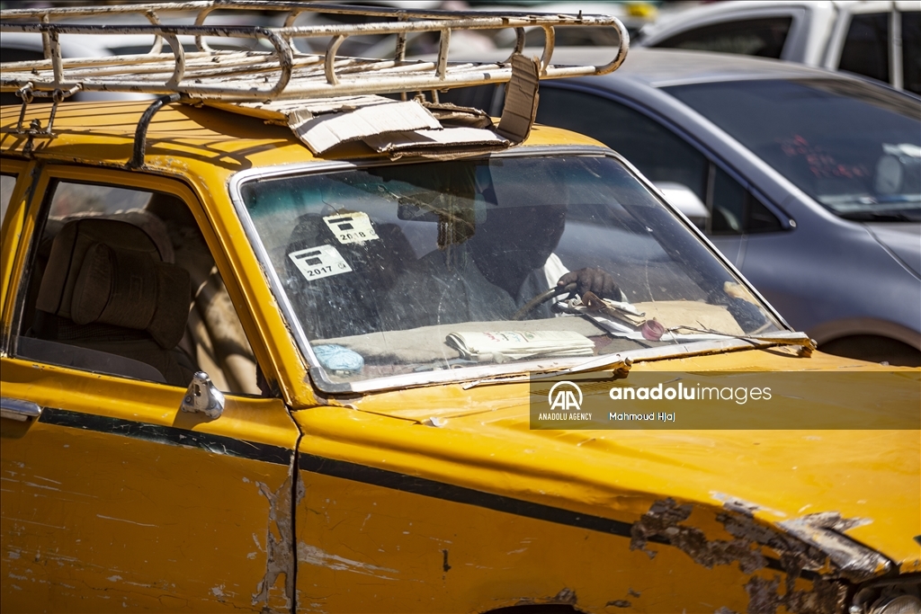 "تاكسي الخرطوم".. إرث تاريخي يقاوم الاندثار