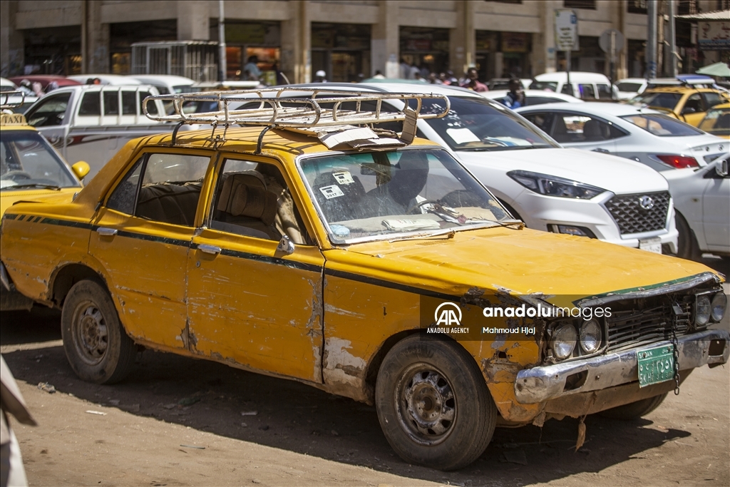 "تاكسي الخرطوم".. إرث تاريخي يقاوم الاندثار