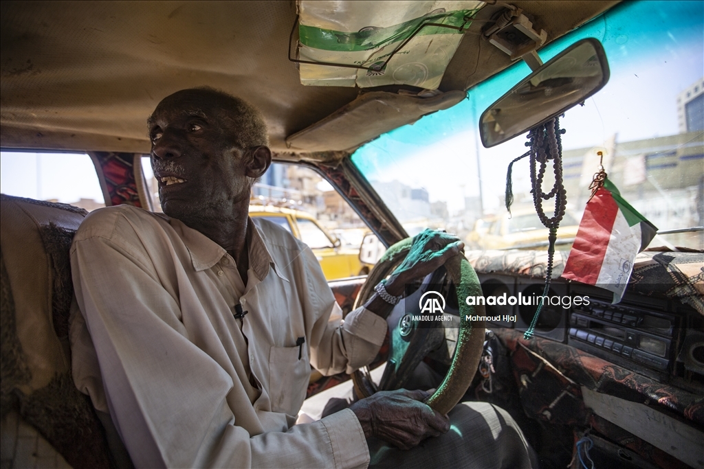 "تاكسي الخرطوم".. إرث تاريخي يقاوم الاندثار