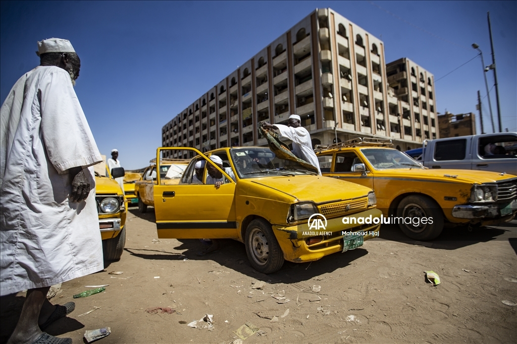 "تاكسي الخرطوم".. إرث تاريخي يقاوم الاندثار