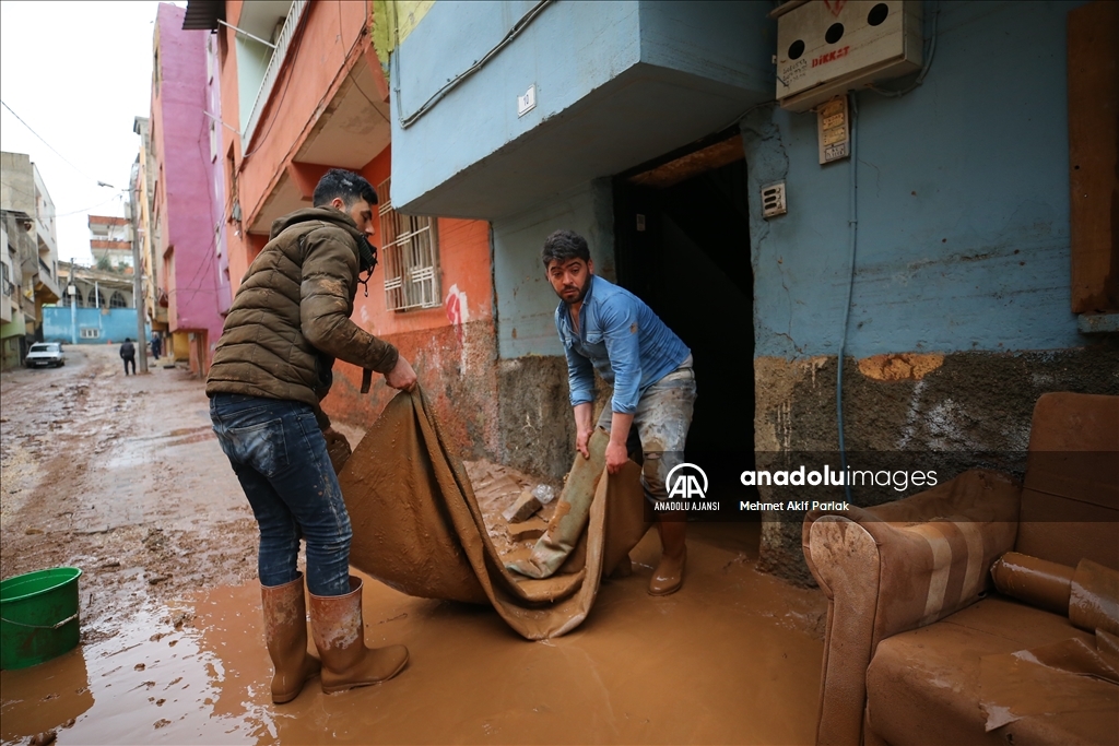 Şanlıurfa'da selden etkilenen Karakoyun Deresi civarı temizleniyor
