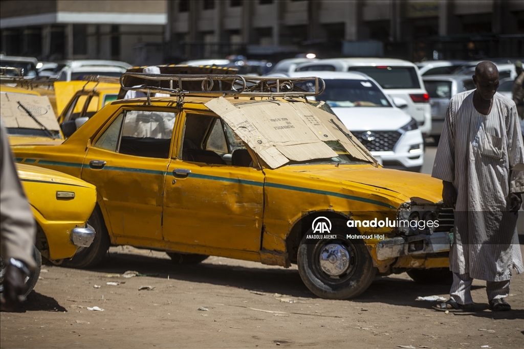 "تاكسي الخرطوم".. إرث تاريخي يقاوم الاندثار