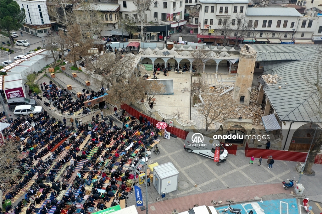 Depremlerin merkez üssü Kahramanmaraş'ta cuma namazı kılındı