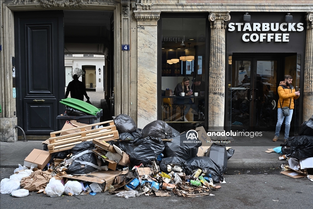 Paris sokaklarında çöp yığınları gündelik hayatın bir parçası haline geldi