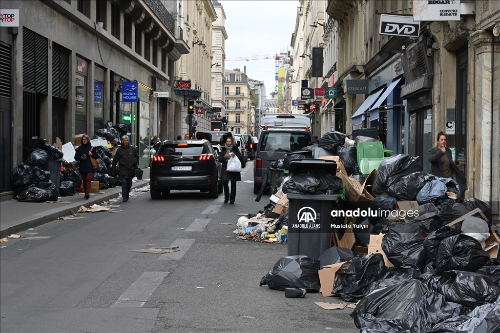 Paris sokaklarında çöp yığınları gündelik hayatın bir parçası haline geldi