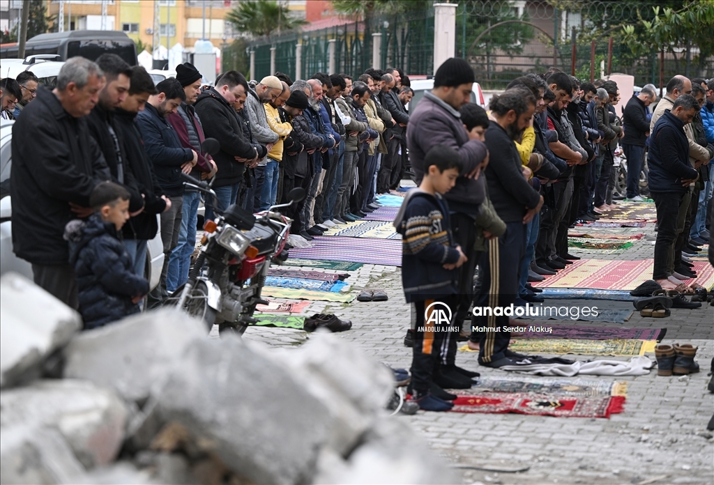 Depremden etkilenen Hatay'da cuma namazı kılındı