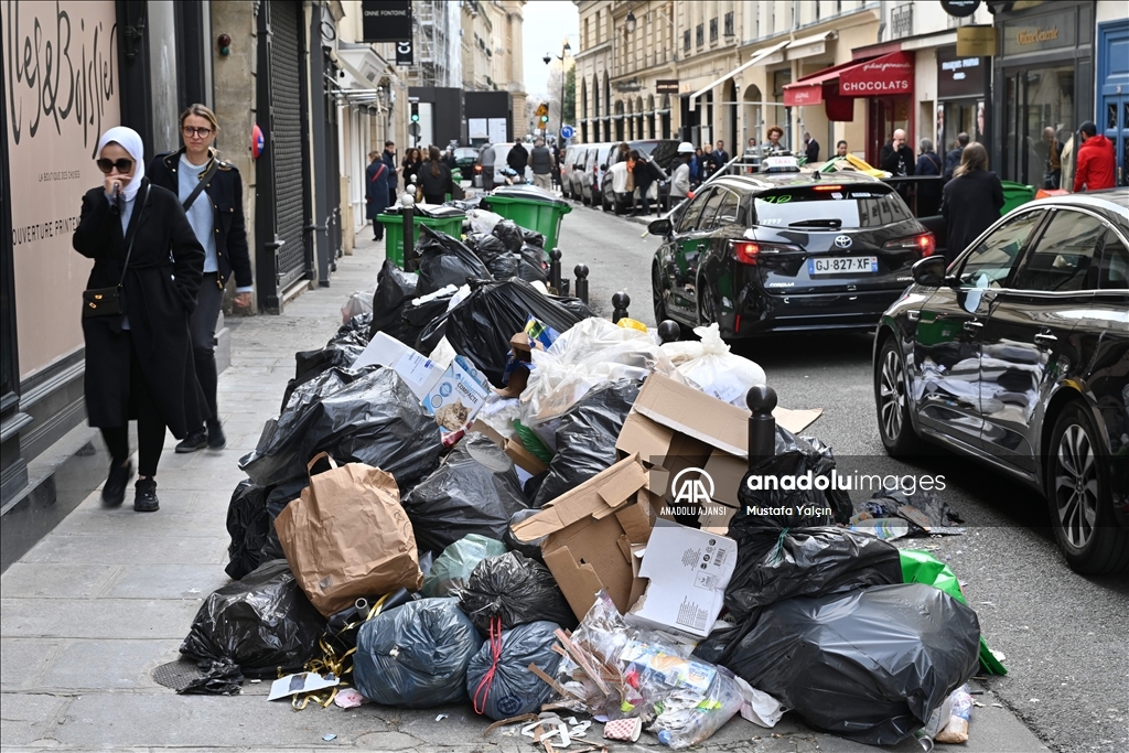 Paris sokaklarında çöp yığınları gündelik hayatın bir parçası haline geldi