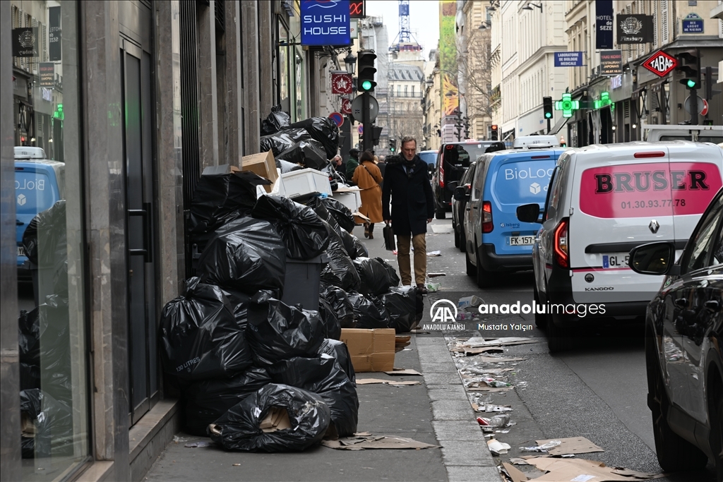 Paris sokaklarında çöp yığınları gündelik hayatın bir parçası haline geldi