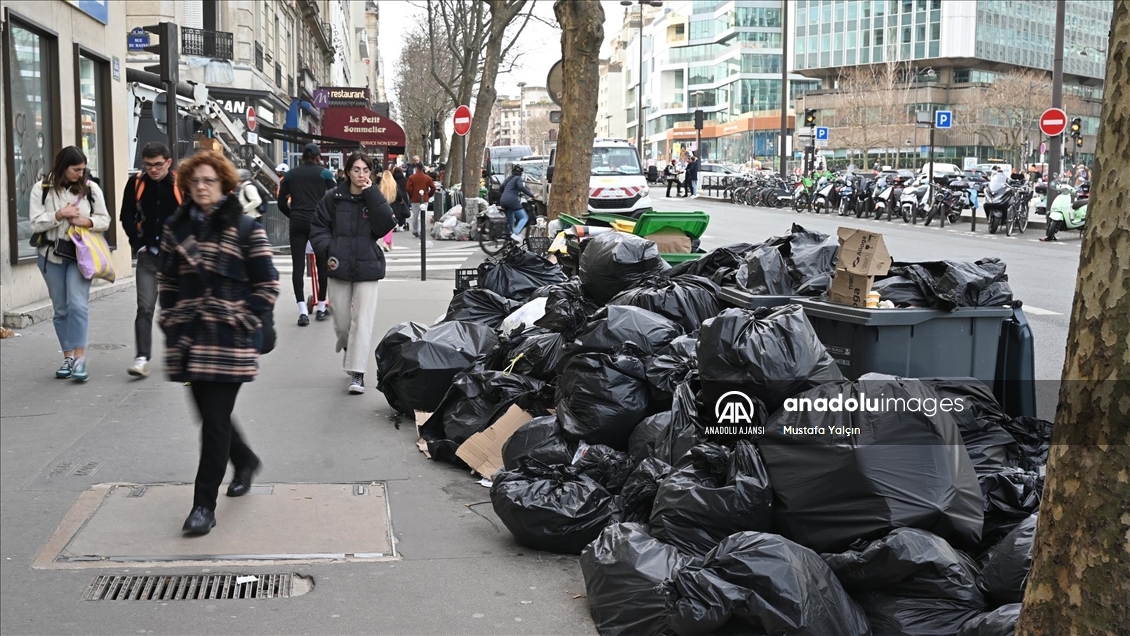 Paris sokaklarında çöp yığınları gündelik hayatın bir parçası haline geldi