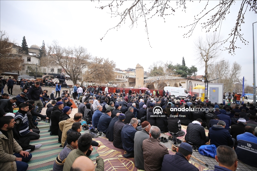 Depremlerin merkez üssü Kahramanmaraş'ta cuma namazı kılındı