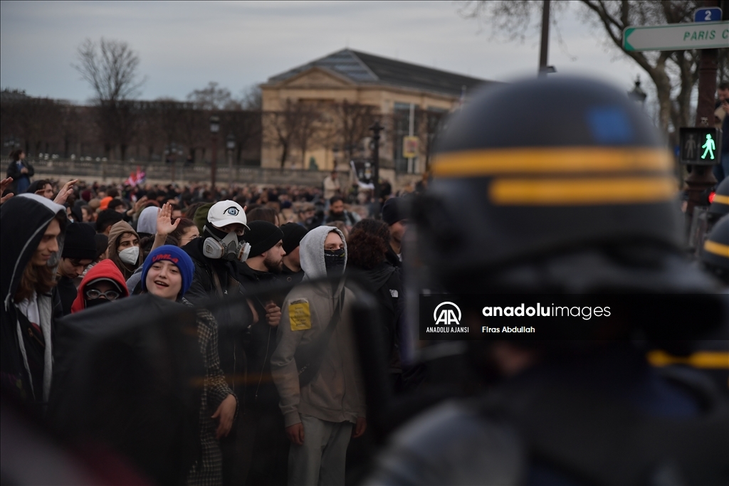 Paris'te emeklilik reformu karşıtlarının düzenlediği gösteride gergin anlar yaşanıyor