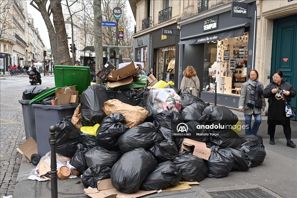 Paris sokaklarında çöp yığınları gündelik hayatın bir parçası haline geldi