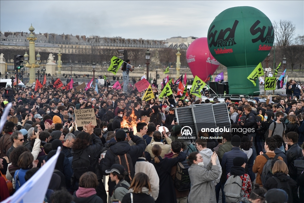 Paris'te emeklilik reformu karşıtlarının düzenlediği gösteride gergin anlar yaşanıyor