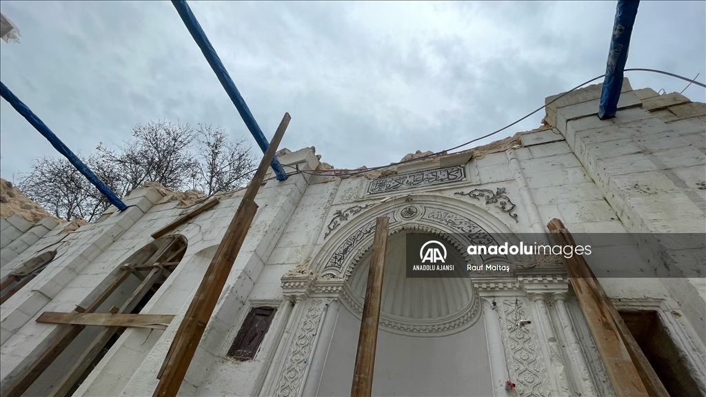 Depremler Adıyaman'daki cami ve türbelere ağır hasar verdi
