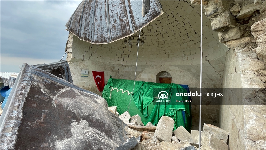 Depremler Adıyaman'daki cami ve türbelere ağır hasar verdi