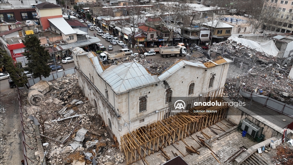 Depremler Adıyaman'daki cami ve türbelere ağır hasar verdi