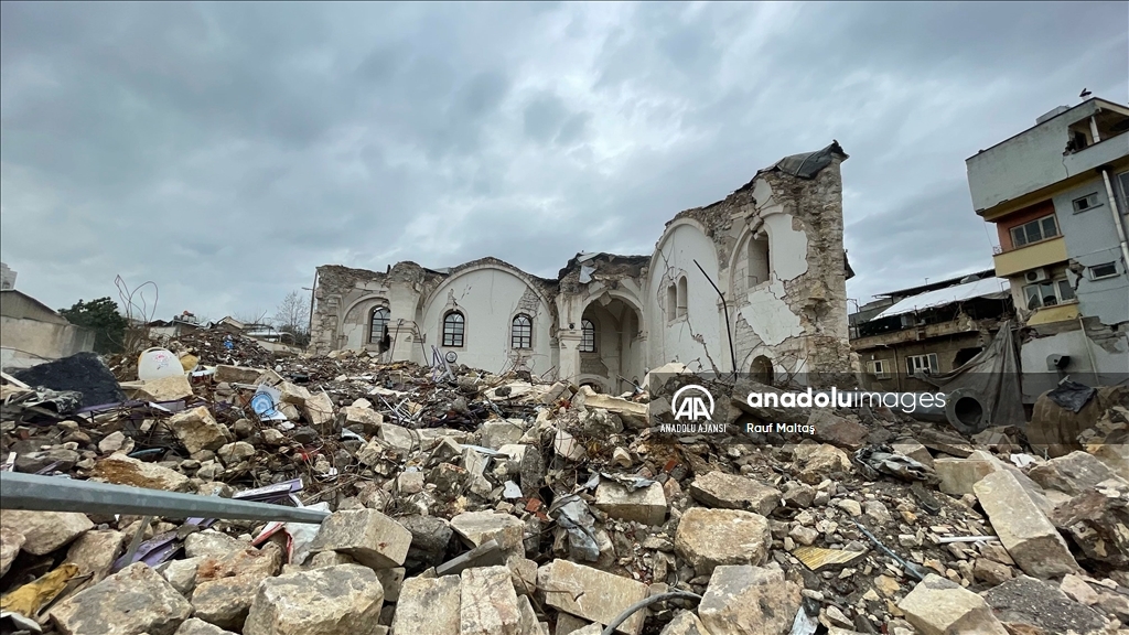 Depremler Adıyaman'daki cami ve türbelere ağır hasar verdi