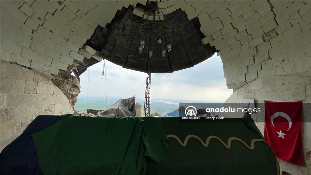 Depremler Adıyaman'daki cami ve türbelere ağır hasar verdi