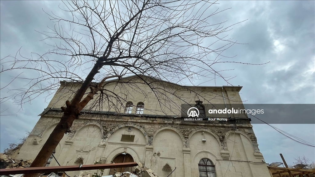 Depremler Adıyaman'daki cami ve türbelere ağır hasar verdi