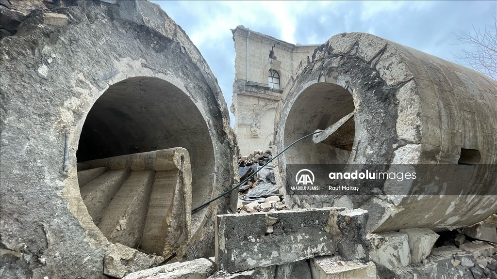 Depremler Adıyaman'daki cami ve türbelere ağır hasar verdi
