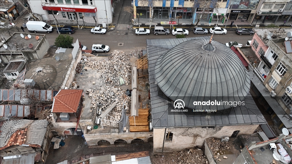 Depremler Adıyaman'daki cami ve türbelere ağır hasar verdi