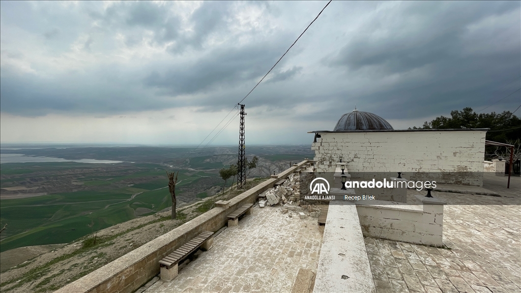 Depremler Adıyaman'daki cami ve türbelere ağır hasar verdi