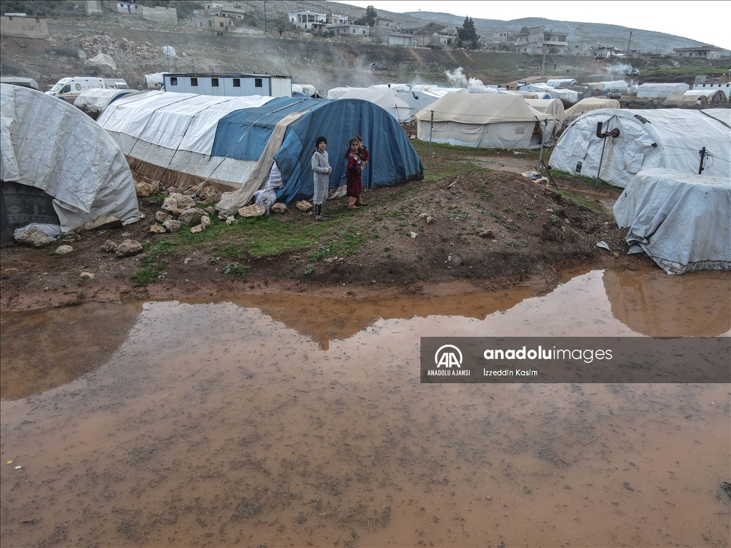 İdlib'de sağanak sonrası binlerce sivilin yaşadığı çadırları su bastı ...