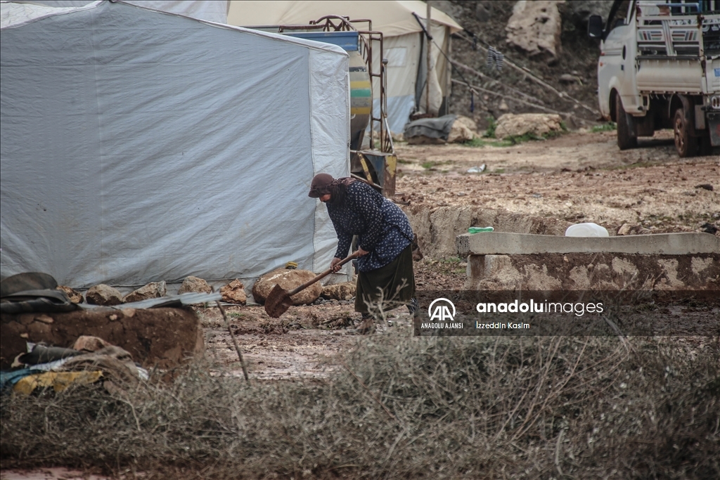 İdlib'de sağanak sonrası binlerce sivilin yaşadığı çadırları su bastı ...