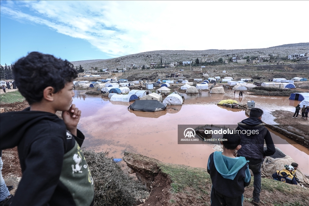 İdlib'de sağanak sonrası binlerce sivilin yaşadığı çadırları su bastı ...