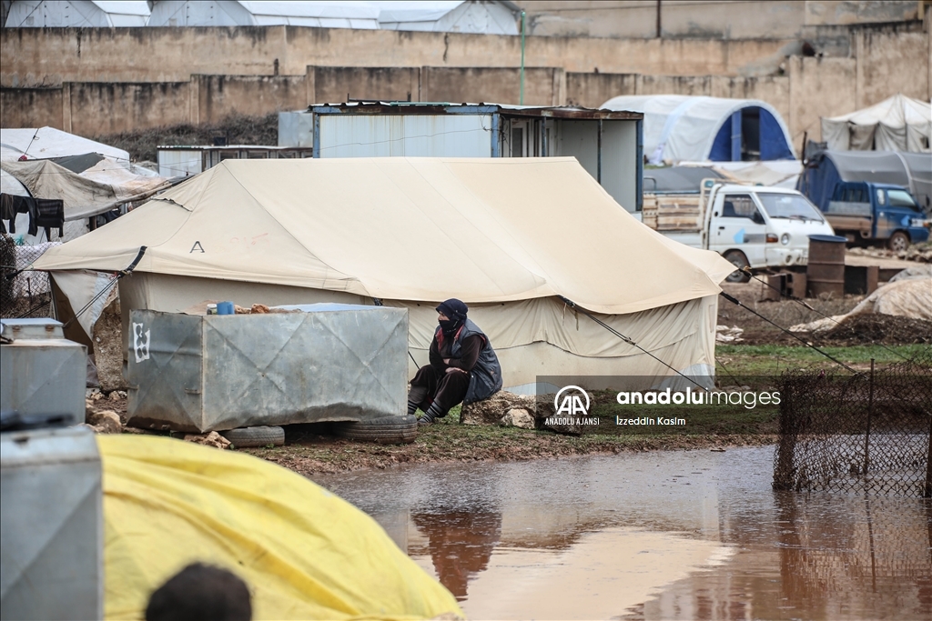 İdlib'de sağanak sonrası binlerce sivilin yaşadığı çadırları su bastı ...