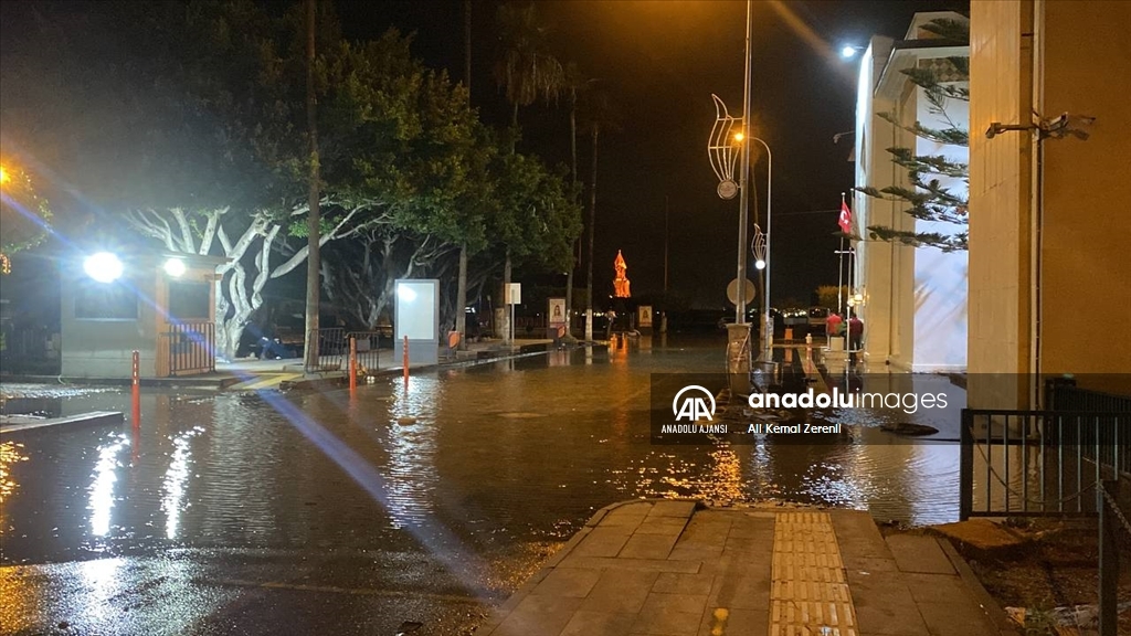 Hatay'ın İskenderun ilçesinde deniz seviyesi yükseldi
