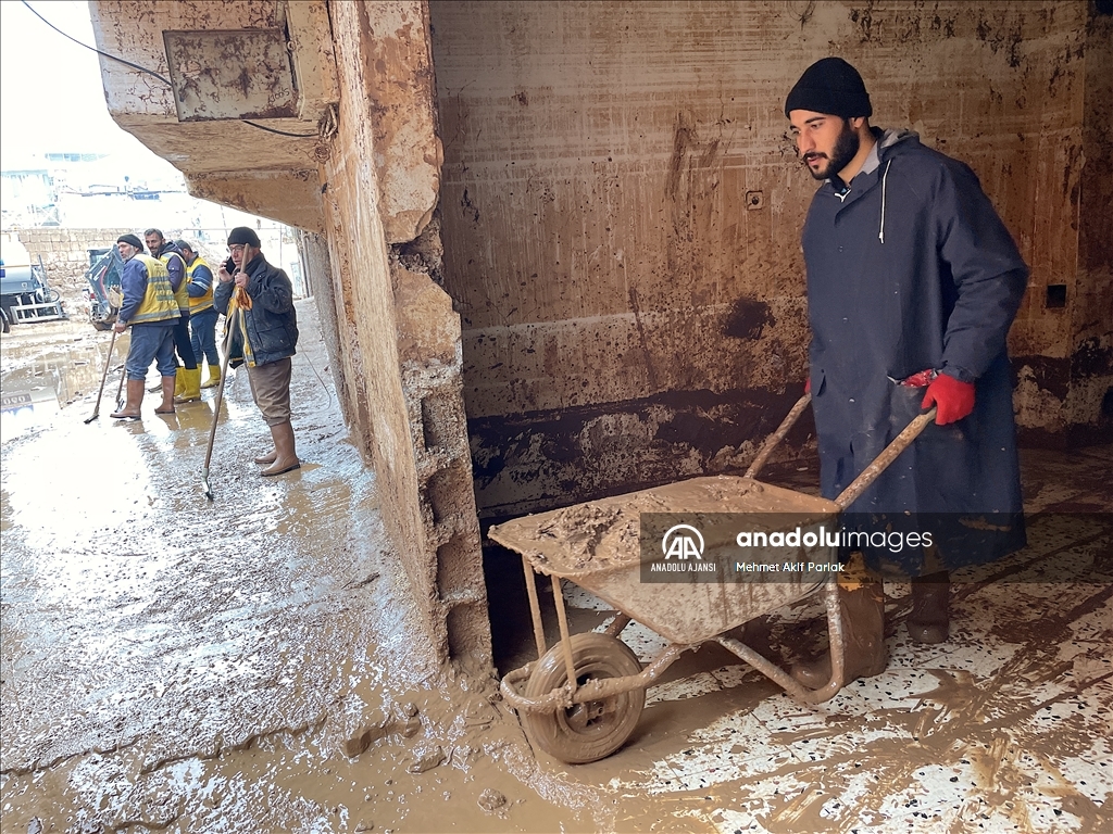 Şanlıurfa'da sel sonrası temizlik çalışmaları devam ediyor
