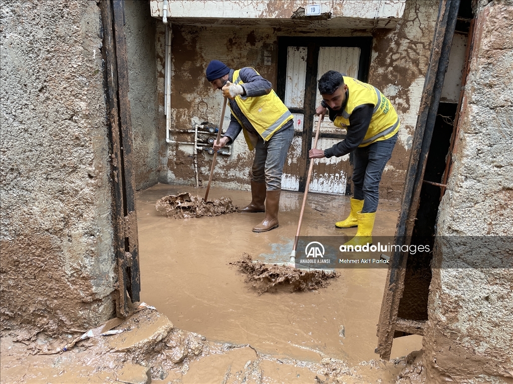 Şanlıurfa'da sel sonrası temizlik çalışmaları devam ediyor