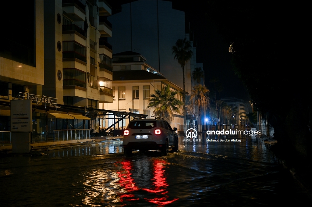Hatay'ın İskenderun ilçesinde deniz seviyesi yükseldi