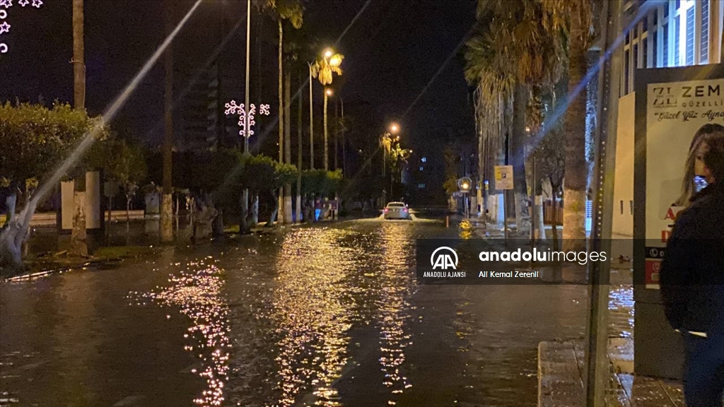 Hatay'ın İskenderun ilçesinde deniz seviyesi yükseldi