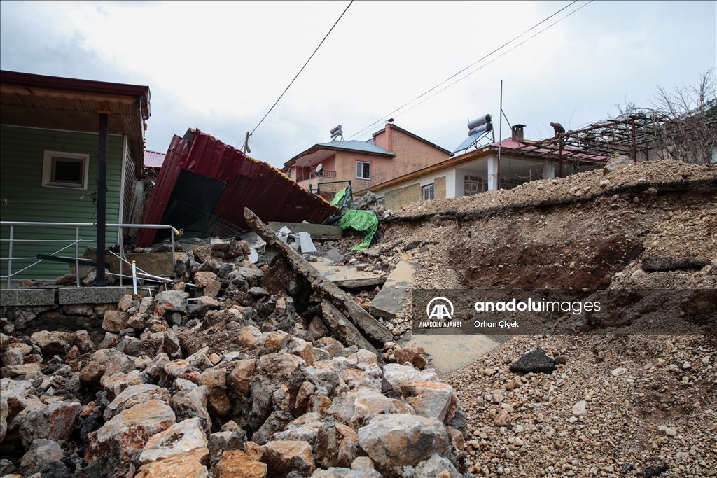 Depremler Nurhak'ta yüzey kırıkları ve çökmelere neden oldu