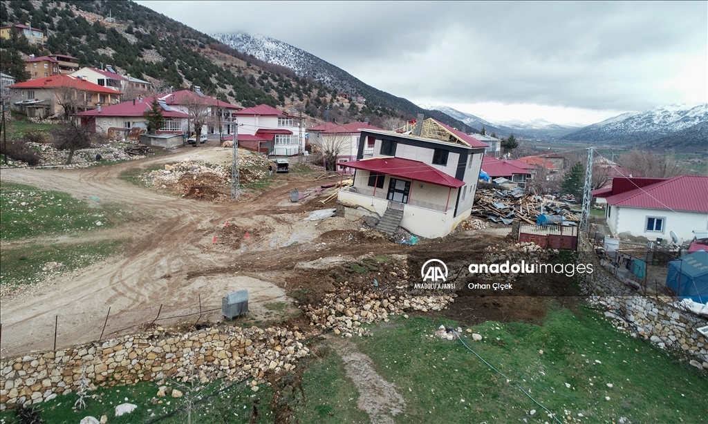 Depremler Nurhak'ta yüzey kırıkları ve çökmelere neden oldu