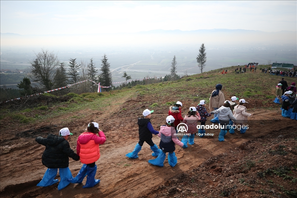 Sakarya'da depremlerde ölenlerin anısına binlerce fidan dikildi