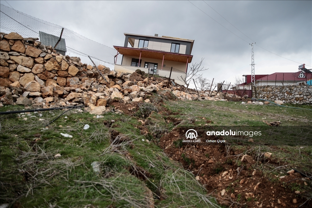 Depremler Nurhak'ta yüzey kırıkları ve çökmelere neden oldu