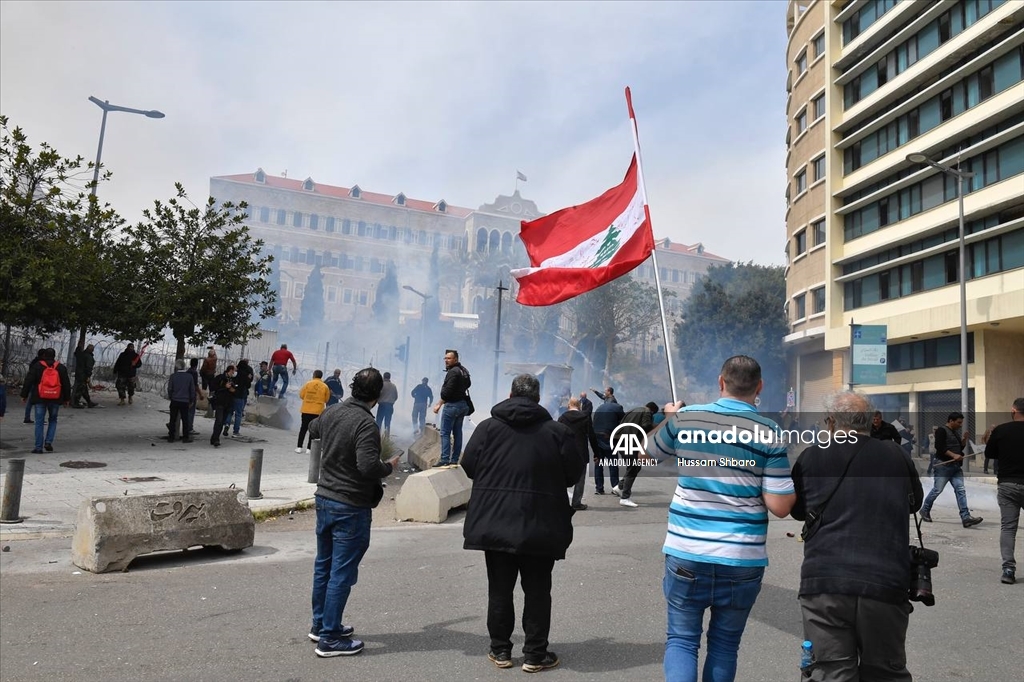 Lebanese protest to low wages