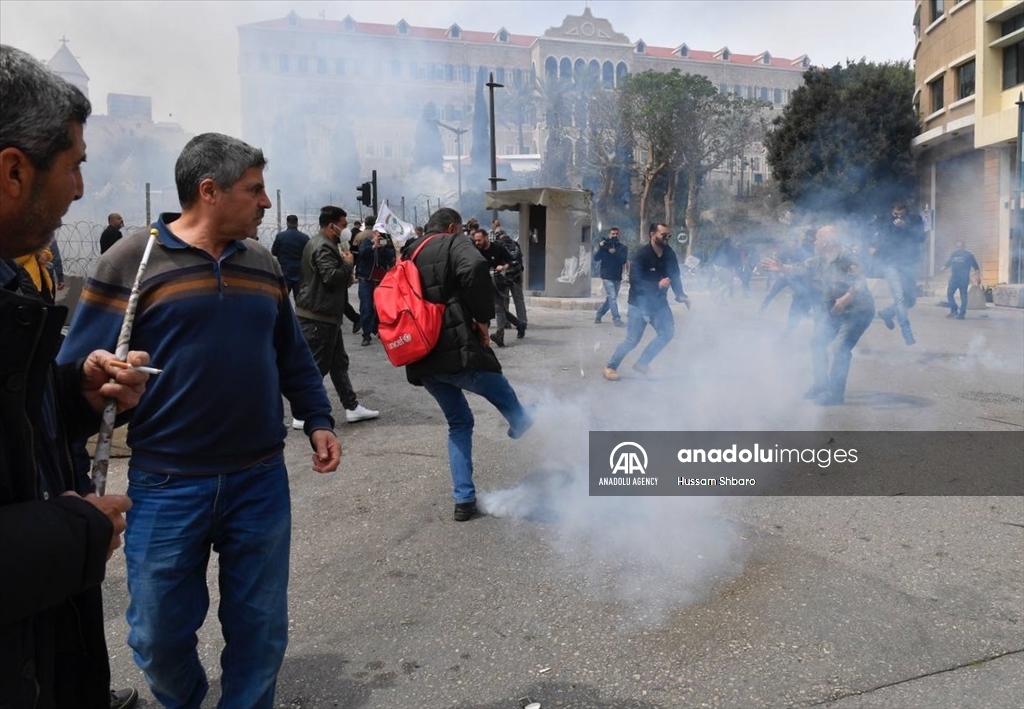 Lebanese protest to low wages