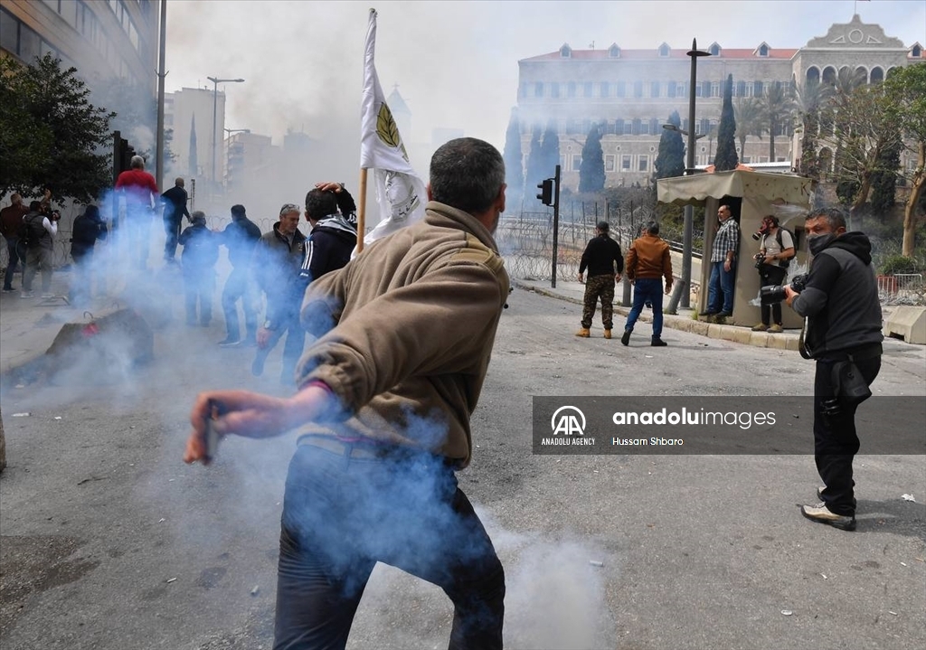 Lebanese protest to low wages